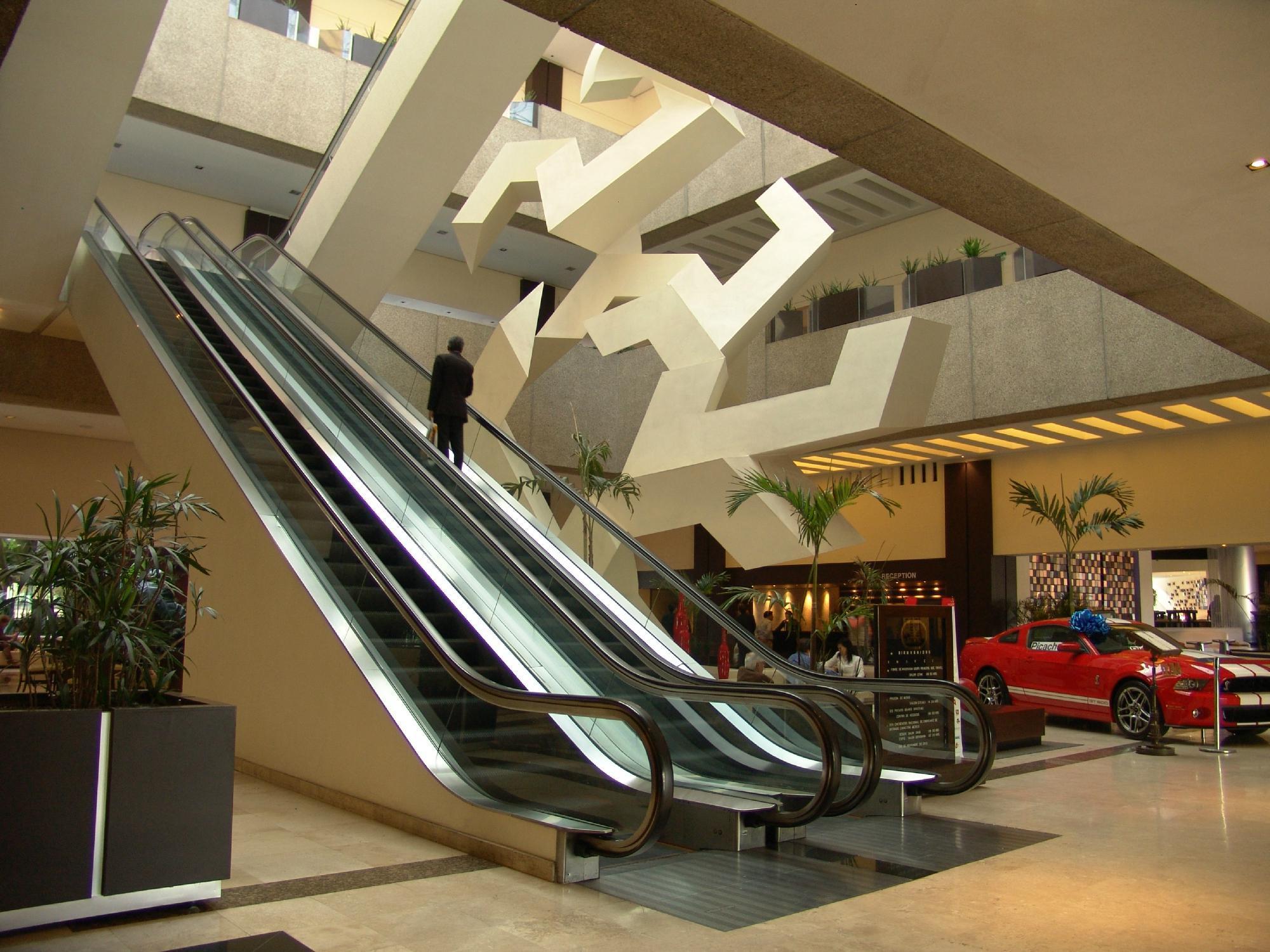 로열 페드레갈 호텔 멕시코 시 외부 사진 Escalators at the shopping mall